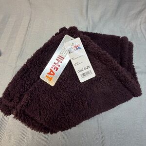 NWT 32° heat infinity scarf color is boysenberry Sherpa